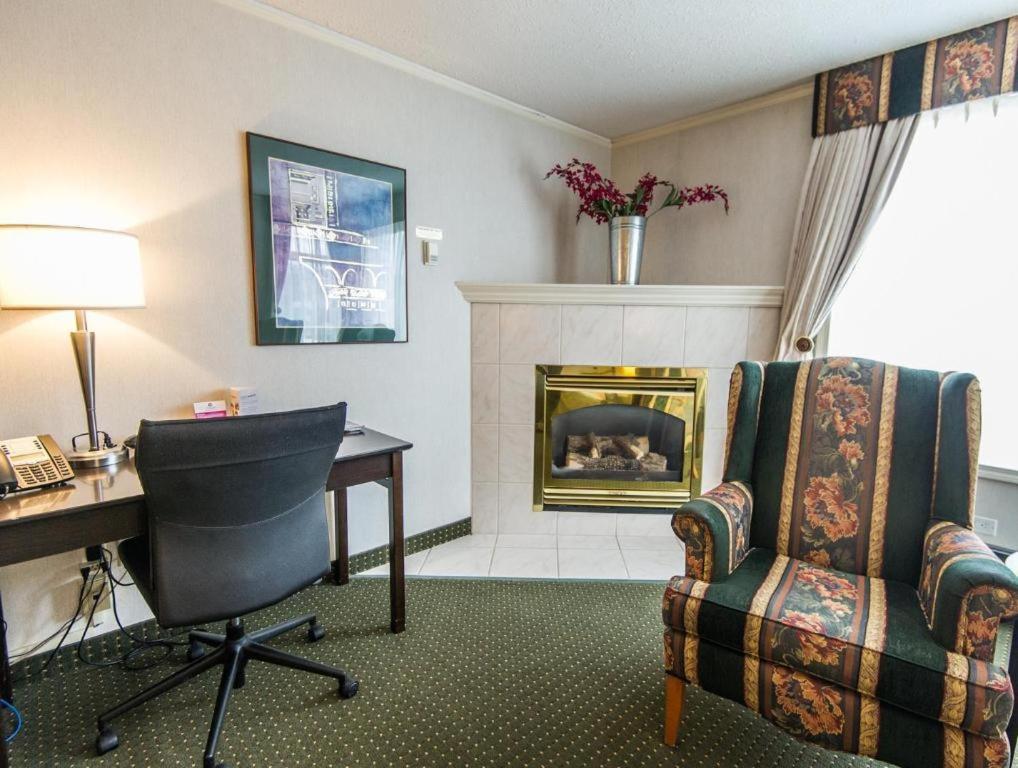 Coast High Country Inn Уайтхорс Екстериор снимка