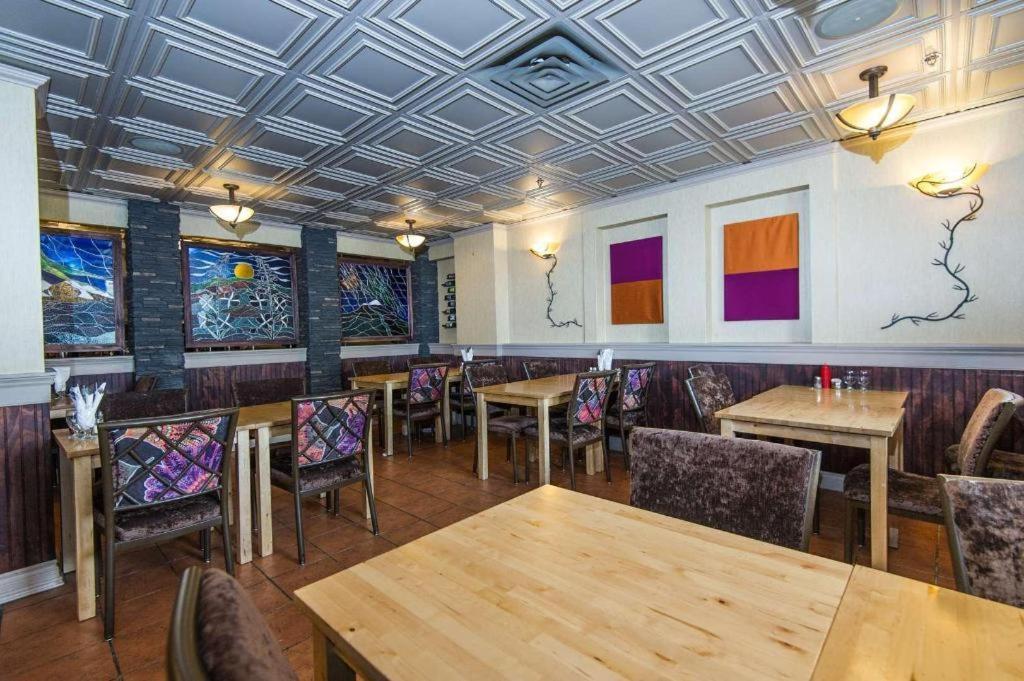 Coast High Country Inn Уайтхорс Екстериор снимка