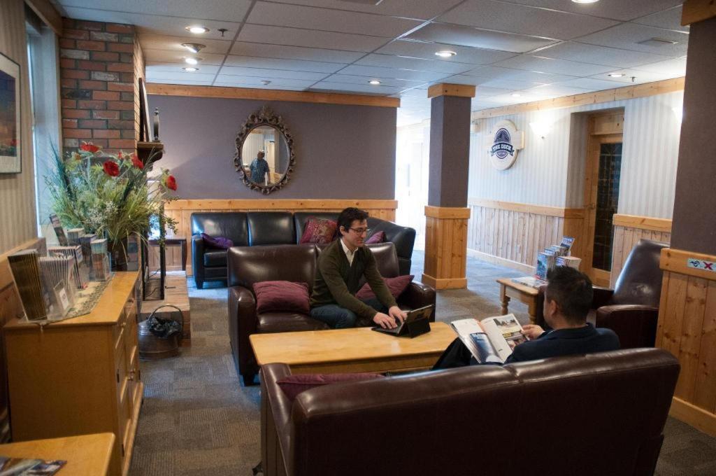 Coast High Country Inn Уайтхорс Екстериор снимка