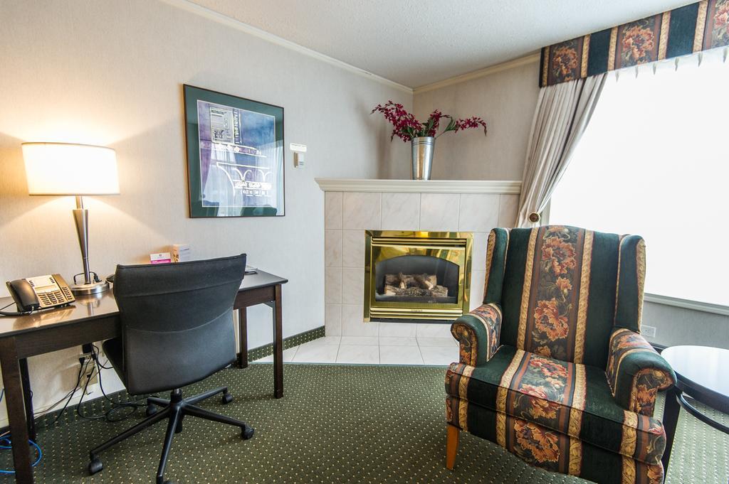 Coast High Country Inn Уайтхорс Екстериор снимка